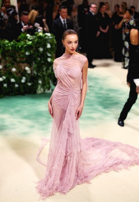 Hailey Bieber Red Carpet, Pink Dress Birthday, Celebrity Red Carpet Dresses, Red Carpet Celebrities, Pink Tulle Gown, Gala Looks, Phoebe Dynevor, Victoria Beckham Dress, Ethereal Dress