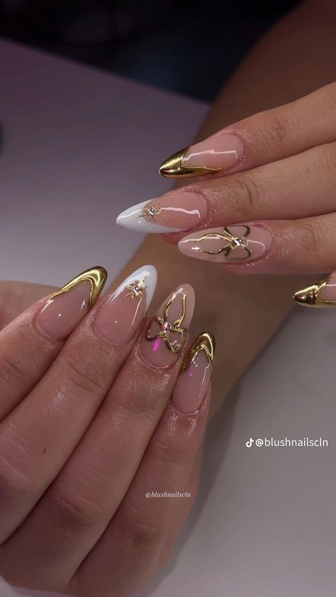 Hoco Nails Almond Shape, White And Gold Nails Round, White Nails Holiday, Gold And White Nails Christmas, Nails Acrylic For New Years, New Years Nail Inspiration, Nail Ideas Gold And White, Nail Designs Gold And White, Golden And White Nails