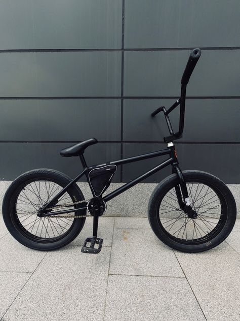 Custom Bmx Bikes, Bmx Colores Ideas, Bmx Bikes Custom, Black Bmx Bike, Sunday Bmx, Bmx Gear, Black Bmx, Haro Bmx, Bici Retro