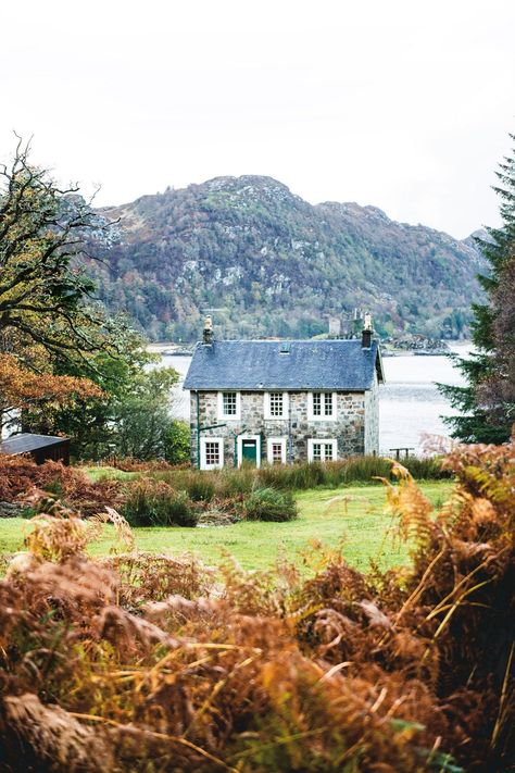 Set right on the shorefront of Loch Moidart, Tioram Cottage, in Eilean Shona in the Scottish isles, is an elegant stone-built house, extensively modernised and furnished to a very high standard. The large, sea facing windows have stunning views of the Loch and Tioram Castle. The Cottage is 10 minutes’ walk away from the island pontoon down its own little track. It has its own private bay area, with a camp fire pit and picnic table. Scotland Aesthetic, Cottages Scotland, Scottish Cottages, Scottish House, Castles To Visit, Scottish Homes, Cottage Aesthetic, Scottish Castles, Scottish Islands