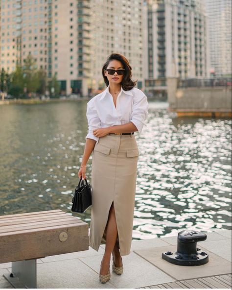 Office Pencil Skirt Outfit, Classy Business Outfits Skirt, Beige Pencil Skirt Outfit, Pencil Skirt Outfits Classy, Beige Outfits, Bangkok Shopping, Old Money Fashion, Professional Chic, Corporate Baddie