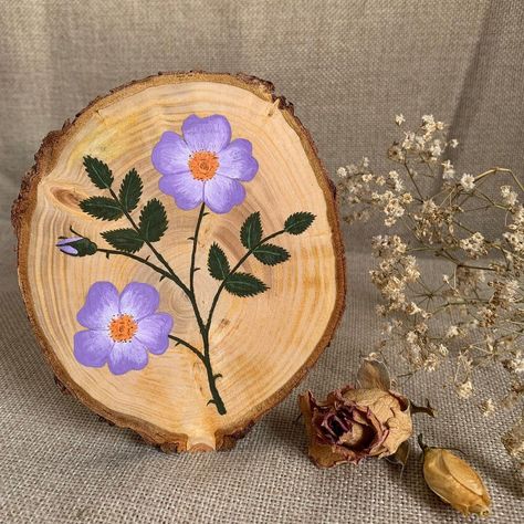 Flower Wood Painting, Drawings On Wood Ideas, Small Wooden Paintings, Wood Art Painted, Painting Flowers On Wood, Log Painting, Wooden Craft, Drawing On Wood, Wood Paint