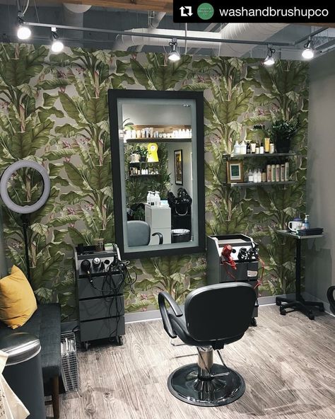 Barber Shop Suite Ideas, Hair Shops Interior Salon Ideas, Home Barbershop Ideas, Beauty Parlour Ideas, At Home Barbershop, Small Barber Suite Ideas, Parlour Decoration Ideas, Barber Room Ideas, Beauty Saloon Decor Interior Design