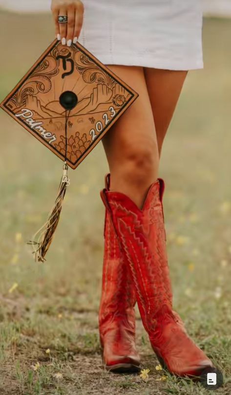 Graduation Cowboy Hat, College Graduation Pictures Western, Rodeo Arena Senior Pictures, Senior Photo Country, Western Senior Outfit Ideas, Senior Pics Cowboy Boots, Senior Pictures Western Cowgirl, Cowgirl Senior Pictures Ideas Outfit, Western Cap And Gown Pictures