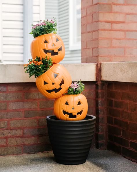 Pumpkin Pail Decor, Pumpkin Pail, Pumpkin Planter, Cookies Branding, Cute Halloween Decorations, Planter Diy, Plastic Pumpkins, Halloween Outdoor, Cookie Bags