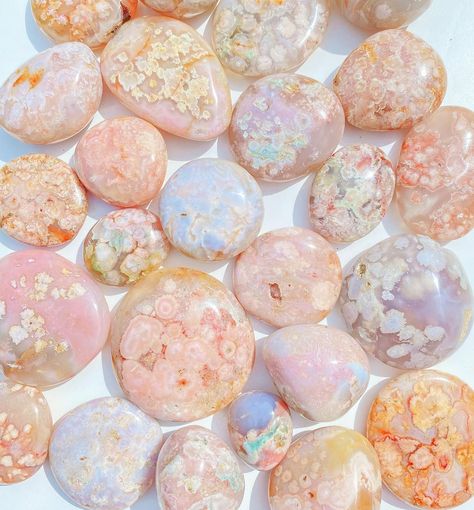 Flowers And Crystals, Flower Agate Aesthetic, Flower Agate, Stones Diy, Gem Show, Crystal Figurines, Moms Crafts, Pretty Rocks, Crystal Crown