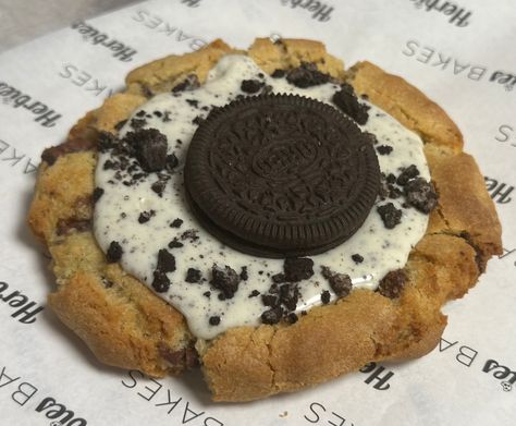 Our crunchy cookie dough cooked to perfection and topped with cookies and cream spread, a whole Oreo and sprinkled with Oreo crumb. Ice Cookies, Cookie Dough Desserts, Oreo Cookie Dough, Cookies Aesthetic, Crumble Cookie, Crumble Cookies, Crumbl Cookies, Quick Recipes Snacks, Junk Food Snacks