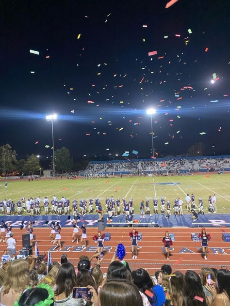 #football #fridaynightlights #highschool #aesthetic #1 Student Life Yearbook, Life In Usa, Camp America, Highschool Freshman, American High School, High School Years, High School Life, Dream School, Highschool Aesthetic