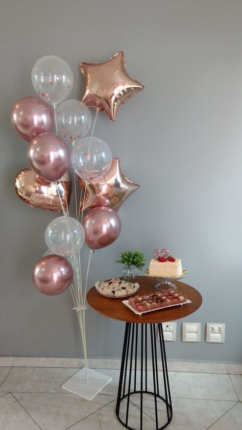 Aniversario Rose Gold, Balloon Decorations For Birthday At Home, Simple Bday Decor, Simple Balloon Decor, Birthday Brunch Ideas Decorations, Simple Balloon Decorations, Simple Birthday Decorations At Home, Festa Rose Gold, Bolo Rose Gold