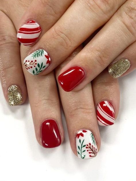 Festive red short Christmas nails Very Short Christmas Nails, Short Christmas Nails, Nail Art Noel, Candy Cane Nails, Christmas Gel, Red Christmas Nails, Holiday Nail Designs, Christmas Gel Nails, Basic Nails