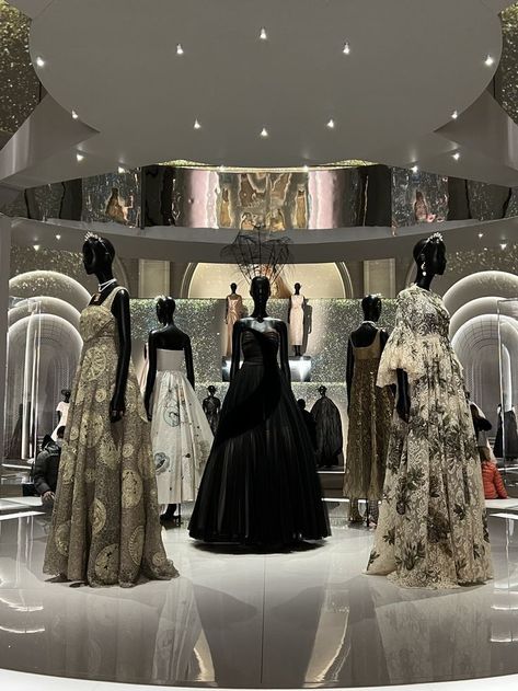 Dior Museum Dress, Christian Dior Museum, Art Exhibition Outfit Ideas, Dior Gallery, Dior Museum, Dior Designer Of Dreams, Mode Aesthetic, Dior Outfit, Dior Dresses