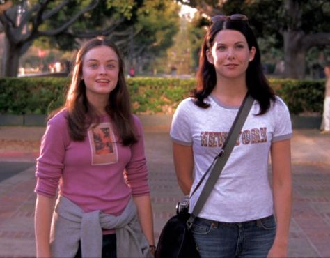 Gilmore Girls, Rory Gilmore Outfit Inspiration, Lorelai And Rory Gilmore, Gilmore Lorelai, Lorelai And Rory, Lorelai Gilmore, Jeans Levis, Rory Gilmore, Low Rise Jeans