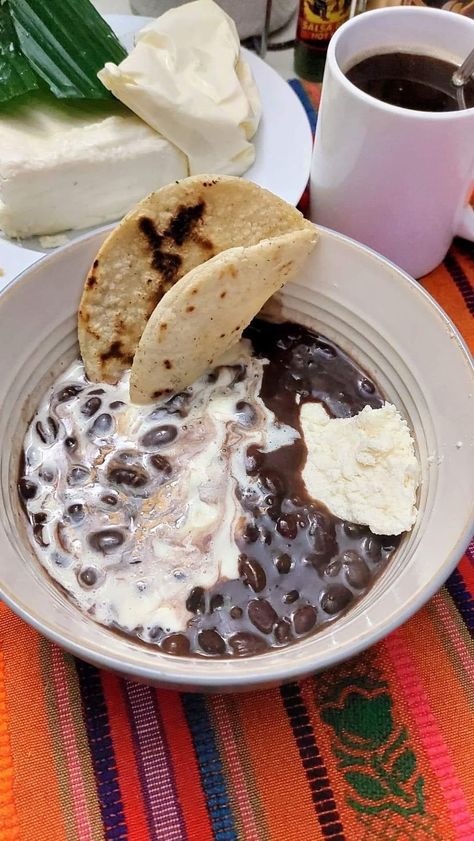 Central American Recipes, Honduran Breakfast, Hispanic Christmas Food, Salvadorian Food Recipes, Guatemalan Breakfast, Salvadorian Culture, Mexican Restaurant Food, Honduran Culture, Guatemala Culture