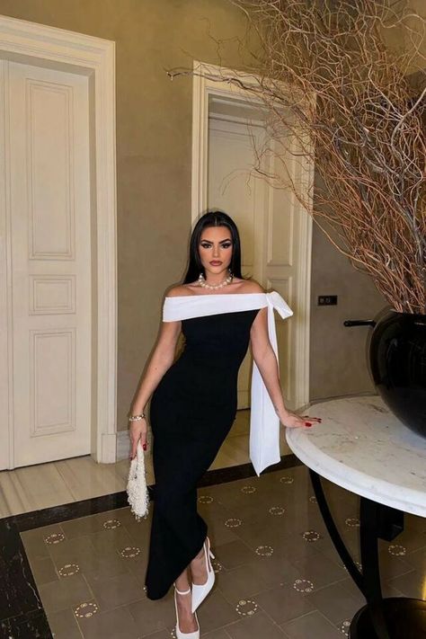 Black Dinner Outfit Classy, Long Dress Pose Ideas, Dress Night Party Elegant, Black And White Dress Classy Elegant, Graduation Inspo Outfits, Evening Dinner Outfit Classy, Midi Dress Outfit Classy, Birthday Dinner Outfit Classy, Wedding Guest Dress Classy