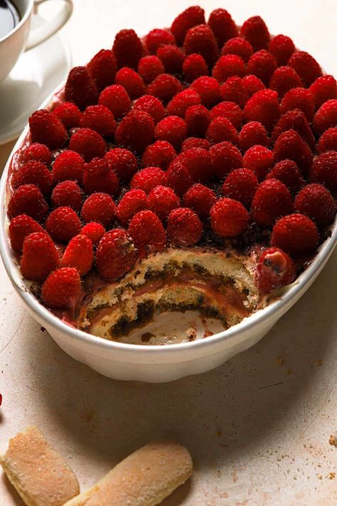 Trifle Ideas, No Bake Easy Dessert, Fruit Tiramisu, Christmas Tiramisu, Amazing Christmas Desserts, Tiramisu Recipes, Raspberry Tiramisu, Raspberry Trifle, Easy Tiramisu