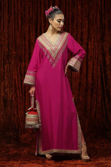 Kaftan Styles For Ladies, Saree Reuse, V Neck Kurta, Kaftan Design, Kaftan Pattern, Kaftan Women, Kaftan For Women, Rani Pink, Kaftan Designs