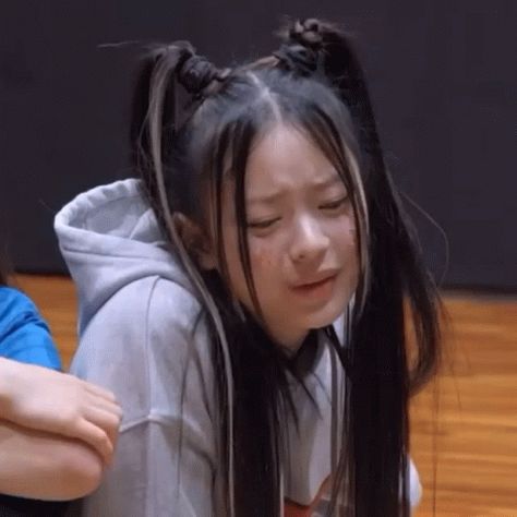 New Jeans Gif, Annoyed Gif, Hanni Pham, Discord Pfps, Kpop Gifs, Crazy Funny Pictures, Crazy Funny, Reaction Gifs, Animated Gif