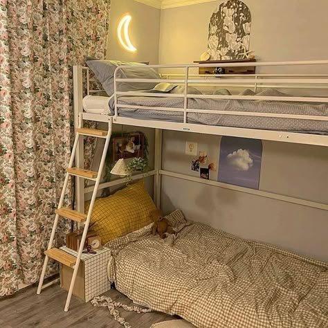 Bunkbed Girls Room Ideas Aesthetic, Aesthetic Bedroom With Bunk Bed, Dorm Bed Storage, Aesthetic Bunk Bed Ideas, Bunk Bed Rooms Decor Aesthetic, Bunk Bed Aesthetic, Bunk Bed Rooms Decor, Bed With Futon, Aesthetic Bunk Bed