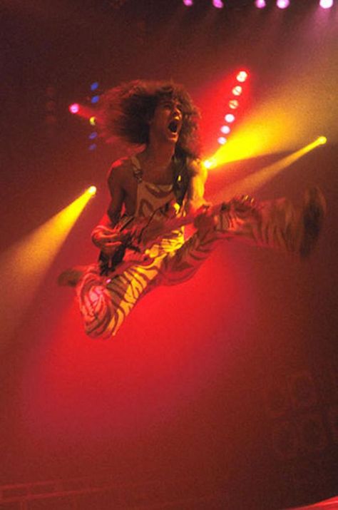 30 Amazing Photographs of Eddie Van Halen on the Stage From the Late 1970s and Early 1980s ~ Vintage Everyday 80s Wallpaper, Alex Van Halen, David Lee Roth, Best Guitarist, Lynyrd Skynyrd, Eddie Van Halen, I'm With The Band, Mötley Crüe, Guitar Hero