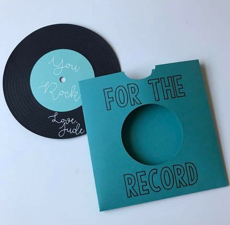 Vinyl Record Scrapbook, Cricut Card Anniversary, Vinyl Record Card Ideas, Vinyl Lovers Gifts, Record Valentine Cards, Presents For One Year Anniversary, Vinyl Record Birthday Cards, Paper Records Diy, Vinyl Card Ideas