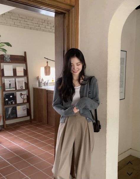 Taupe Trousers Outfit, Old Money Ootd, 대학생 스타일, Style Korea, Korean Casual Outfits, Fashionista Clothes, Korea Fashion, 가을 패션, How To Pose