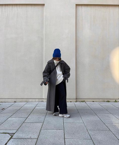 Chunky Beanie Outfit, Royal Blue Beanie Outfit, Blue Beanie Outfit Aesthetic, Winter Bucket Hat Outfit, Toque Outfit, Blue Hat Outfit, Blue Beanie Outfit, Outfit Bonnet, Beanie Outfit Aesthetic