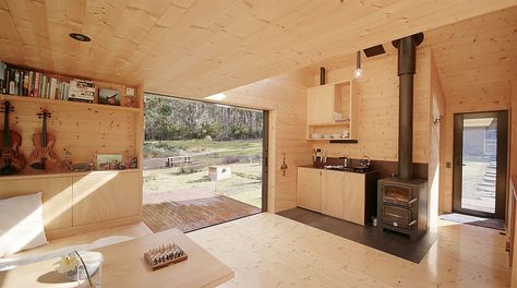 This tiny dwelling in the bush pares it down to the basics: sun, water, fire, and lots of fresh air. Minimalist Tiny Home, Japanese Cabin, Bath Outside, Tiny House Build, Off Grid Tiny House, Bruny Island, Off Grid Cabin, Sleeping Loft, Tiny Cabin