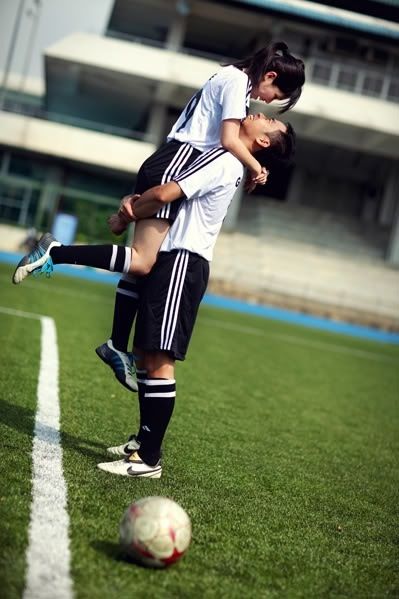 I want this. i had this. Soccer Relationships, Athletic Couples, Cute Soccer Couples, Football Relationship, Au Couple, Soccer Couples, Dream Couple, Goals Football, Football Couples