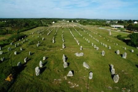 Everyone has heard of Stonehenge, but few know the Carnac Stones. These are 3,000 megalithic stones arranged in perfect lines over a distance of 12 kilometers on the coast of Brittany in the North-West of France. Mythology surrounding the stones says that each stone is a soldier in a Roman legion that Merlin the Wizard turned in to stone. Scientific attempts at an explanation suggests that the stones are most likely an elaborate earthquake detector. Carnac Stones, Merlin The Wizard, Megalithic Monuments, Roman Legion, Standing Stone, Sacred Stones, Mystery Of History, Greatest Mysteries, A Soldier