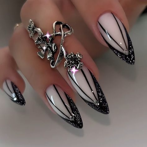 Nail Designs Black French Tip, Cateye Nailart French Tip, Black And White Nail, Fancy Nails Designs, Stylish Nails Designs, Nails Design With Rhinestones, Pretty Nail Art Designs, Nail Art Designs Videos, Black Nail Designs