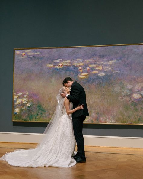 A Modern Romantic Love Story Amid Monet’s Water Lilies ✨ @lzeventco designed a beautiful editorial between works of art in the heart of St. Louis, Missouri. “Being able to shoot in the art museum was a gift in itself,” says Lauren, the Founder of LZ Event Co. and the creative mind behind the editorial. Lauren’s vision was to create a modern, organic look inside the historical museum, mixing old with the new and showcasing beauty in many different art forms, romance, texture, and color. She c... Art Gallery Wedding Decorations, Wedding Photos Art Gallery, Wedding Museum Photography, Claude Monet Wedding, St Louis Art Museum Wedding, Wedding Art Gallery, Art Museum Wedding Photos, Museum Wedding Aesthetic, Museum Shoot