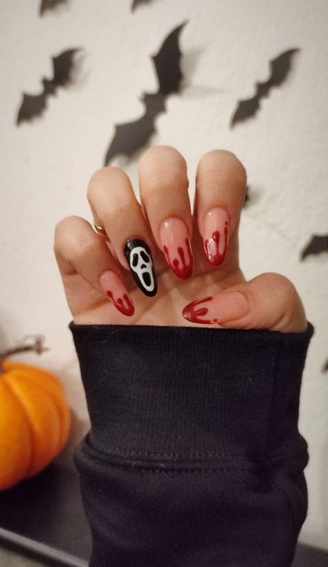 Halloween Nails Scream Face, Simple Spider Web Nails, Halloween Nail Inspo Easy, Easy Ghost Face Nails, Fall Nails Easy Designs, Simple Ghostface Nails, Ghostface Nails Almond, Halloween Nail Ideas 2024, Simple Scream Nails