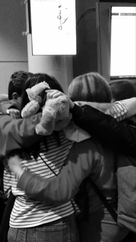 Group Hug Aesthetic, Group Hug Photo, Friends Hugging Aesthetic, Friends Holding Hands, 2024 Energy, Hug Photos, Hug Pictures, Wanna Recreate, Friends Hugging