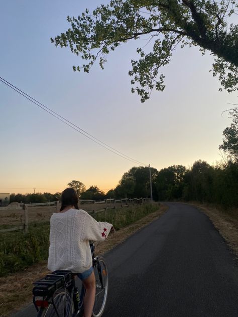 Sunset couché de soleil vélo bike summer été campagne aesthetic Summer Bike Ride Aesthetic, Sunset Cottagecore, Velo Aesthetic, Bike Ride Aesthetic, Summer Bike Ride, Summer Vision, Summer Bike, Summer Board, Taylor Swift Red