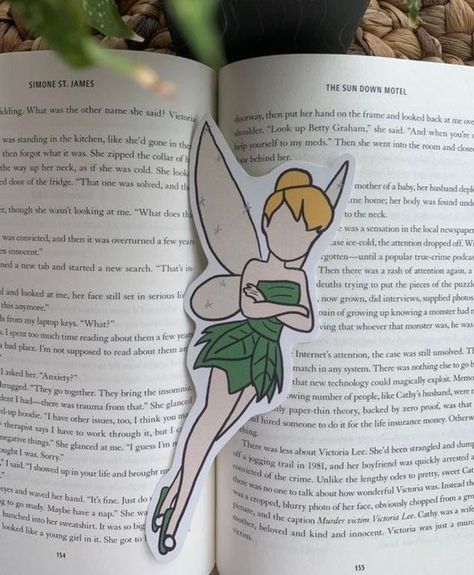 Disney Bookmarks, Handmade Bookmarks Diy, Disney Drawings Sketches, Bookmark Ideas, Creative Gift Wraps, Creative Bookmarks, Bookmark Craft, Unique Bookmark, Cute Bookmarks