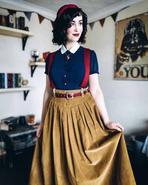 Mykayla on Instagram: "“I’m sure I’ll get along somehow. Everything’s going to be alright.” 🍎 I am OBSESSED with this outfit! It’s the only outfit I had planned before I started this series and I just love it. I’ve never been much of a Snow White fan but this outfit alone may have swayed me 😆 Top // @louchelondon dress; charity shop find Skirt & Belt // vintage from @cr_uk Suspenders // @cr_uk Necklace // had for years . . . #disneybound #snowwhitevibes #disneybounding #vintagestyle #vintagefa Disney Dapper Day Outfits, Disney Character Inspired Outfits, Geek Outfits, Disneybound Ideas, Snow White Outfits, Drawing Outfits, Snow White Cosplay, Dapper Day Outfits, Disney Dapper Day