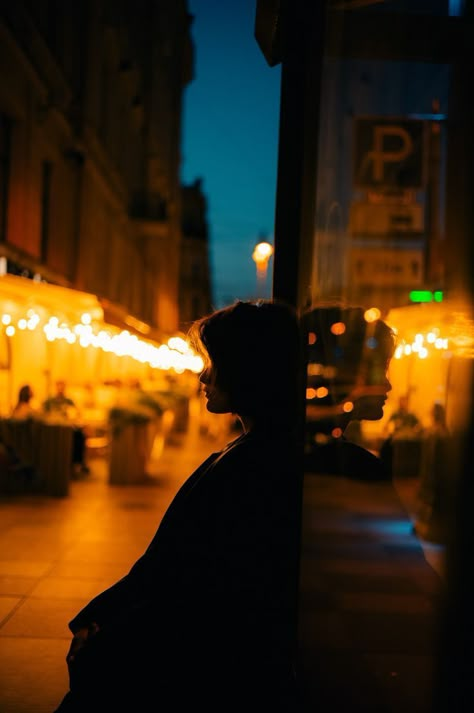 photography inspiraton Silhouette of a person in a dimly lit city scene, with warm glowing lights and reflections at night. | Sky Rye Design Night Shoot Photography, Nightime Photography, At Night Photoshoot, Night Photography Aesthetic, Street Night Photography, City Photography Ideas, Night Photography Ideas, Nighttime Photoshoot, Night Portrait Photography