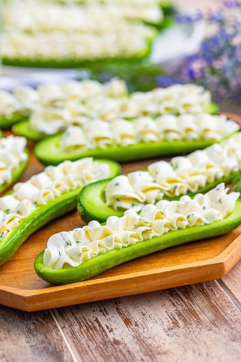 Cream Cheese Cucumber Boats are just what you need if you’re looking for a light, refreshing, and super easy snack or appetizer. Homemade Wontons, Cream Cheese Cucumber, Dill Cream Cheese, Cucumber Boats, Boat Snacks, Cucumber Snacks, Wonton Soup Recipe, Cream Cheese Appetizer, Cucumber Bites