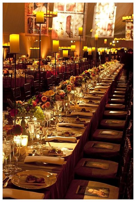 Gorgeous table settings by David Stark banquet for the Metropolitan Opera inspired by the opening production: Anna Bolena. Met Gala Dinner, Wedding Extravagant, David Stark, Flower Table Decorations, Kings Table, Corporate Dinner, Medieval Party, Banquet Decorations, Its Fall