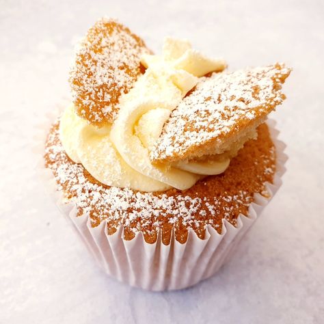 Vanilla Butterfly Fairy Cakes – Feast Glorious Feast Cake Recipes Uk, Toffee Cake, Inside Cake, Resipi Kek, Cake Liner, Butter Icing, Fairy Cake, Vegan Cupcakes, Fairy Cakes