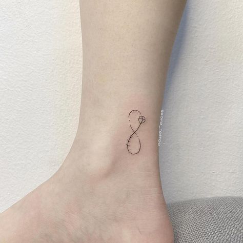 Small minimalist Infinity Tattoo 2 Small Remembrance Tattoos Simple, Tattoo Ideas 2022, Small Remembrance Tattoos, Infinity Tattoo Ideas, Small Infinity Tattoos, Small Sister Tattoos, Infinity Symbol Tattoo, Cute Finger Tattoos, Cute Simple Tattoos