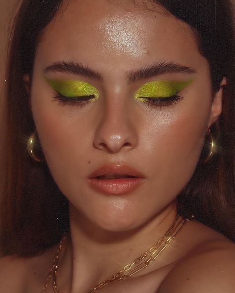 Versace Makeup, Green Makeup Tutorial, Green Eyeshadow Look, Indian Eyes, Under Eye Makeup, Red Eyeliner, Bright Eye Makeup, Cute Eyeshadow Looks, Eye Makeup Pictures