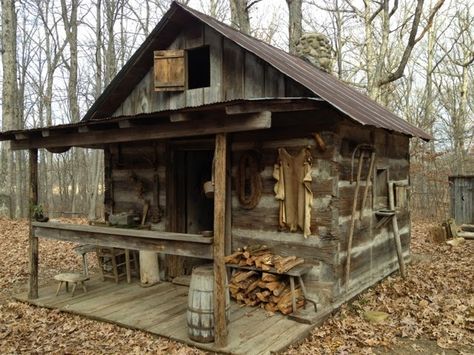 photo inspiration for shed turned trapper shack Rustic Sheds, Mini Chalet, Old Log Cabin, How To Build A Log Cabin, Old Cabins, Cabin Rustic, Little Cabin In The Woods, Log Cabin Rustic, Small Log Cabin