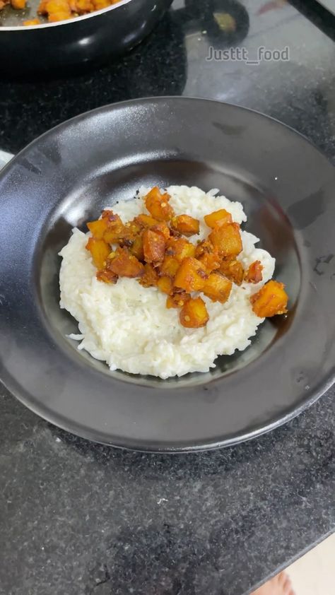 justtt_food on Instagram: Aloo ulli karam / Potato fry Goes well with Rice/ Daal/ Curd Rice and a must try lunch box recipe Ingredients: Oil Potato Turmeric… Lunch Box Recipe, Potato Fry, Curd Rice, Desi Khana, Potato Curry, Rice Pudding, White Hearts, Lunch Box Recipes, Recipe Ingredients