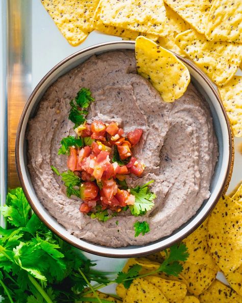 Black Bean Hummus Recipe, Bean Hummus Recipe, Classic Hummus Recipe, Mediterranean Diet Snacks, Easy Black Bean Soup, Mediterranean Snacks, Black Bean Hummus, Vegan Appetizers Recipes, Bean Hummus