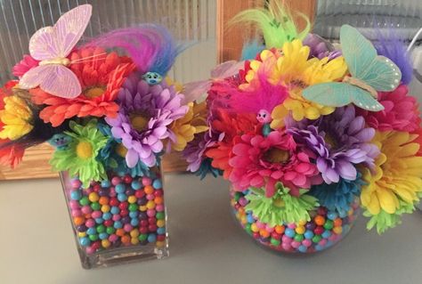 Poppy Trolls Centerpiece, Troll Centerpiece Ideas, Trolls Birthday Party Centerpieces, Trolls Centerpieces Ideas, Trolls Centerpieces, Trolls Party Ideas, Troll Party Theme, Flower Centrepiece, Poppy Birthday