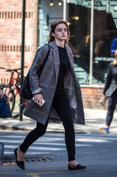 Emma Watson relaxed street style Emma Watson Casual, Emma Watson Outfits, Winter Coat Trends, Checkered Coat, Emma Watson Style, Plaid Coat, Women Sweater, Nyc Fashion, 가을 패션