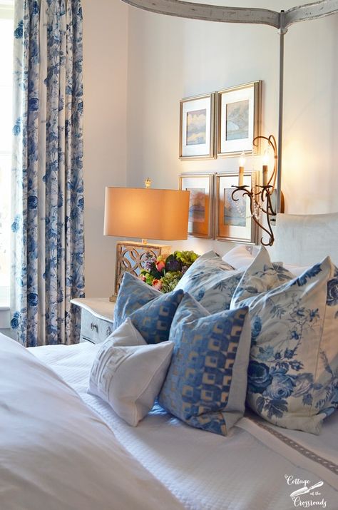 Schumacher Bedroom Ideas, Matching Drapes And Bedding, Southern Primary Bedroom, Beautiful Cozy Bedrooms, Cool Interior Design Bedroom, Blue And White Southern Bedroom, Blue And White Primary Bedroom, Mark Sikes Bedroom, Coastal Grand Millenial Bedroom