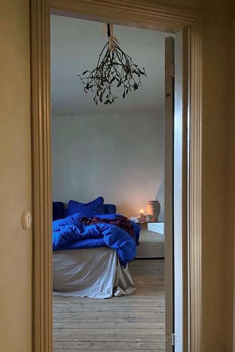 Bedroom With Blue Bedding, Summer House Interior, Summer House Interiors, Blue Sheets, Family Summer, Pretty Room, Black Week, Dream Apartment, Home Textiles