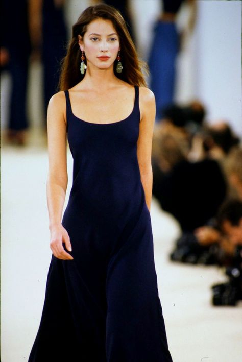 Christy Turlington / Ralph Lauren Runway 1994 Ralph Lauren Runway, Sherilyn Fenn, Knitting Dress, 90s Runway Fashion, 90s Models, Vogue Spain, Grunge Look, Donatella Versace, Christy Turlington